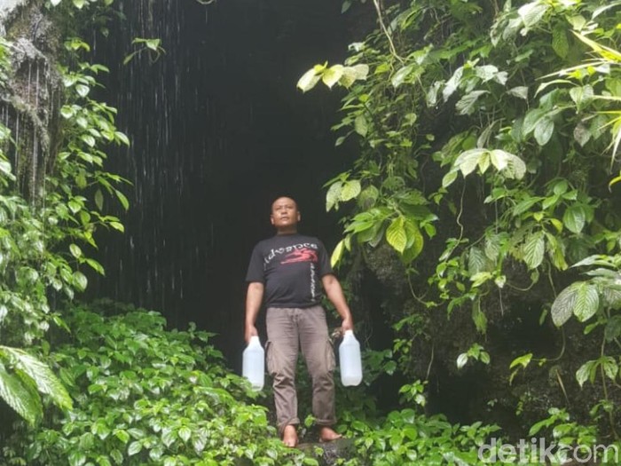 Bukan hanya indah dan cantik, Gua Semar di Dusun Kletak, Desa Ngadirejo, Kecamatan Tutur, Kabupaten Pasuruan, menyimpan cerita-cerita menarik. Gua ini dipercaya sebagai tempat singgah Eyang Semar.