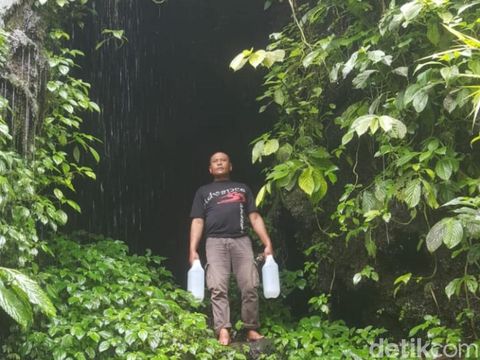 Bukan hanya indah dan cantik, Gua Semar di Dusun Kletak, Desa Ngadirejo, Kecamatan Tutur, Kabupaten Pasuruan, menyimpan cerita-cerita menarik. Gua ini dipercaya sebagai tempat singgah Eyang Semar.