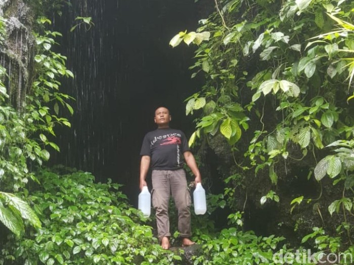 Bukan hanya indah dan cantik, Gua Semar di Dusun Kletak, Desa Ngadirejo, Kecamatan Tutur, Kabupaten Pasuruan, menyimpan cerita-cerita menarik. Gua ini dipercaya sebagai tempat singgah Eyang Semar.