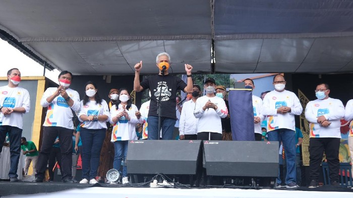 Gubernur Jawa Tengah Ganjar Pranowo dan Wali Kota Solo Gibran Rakabuming Raka resmi menutup gelaran Solo Great Sale (SGS), Minggu (31/10/2021).