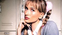 Ia meniru gaya Britney Spears di lagu Baby One More Time. Foto: (dok. Instagram @haileybieber)