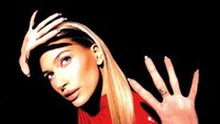 Ia juga meniru gaya Britney Spears di lagu Oops!... I Dit It Again. Foto: (dok. Instagram @haileybieber)