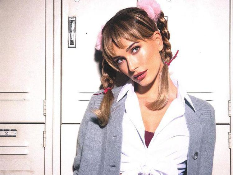 Potret Hailey Baldwin Jadi Britney Spears untuk Halloween