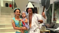 Keluarga Vanessa Angel dan Bibi juga tampil dengan konsep campur-campur. Vanessa Angel menjadi Princess Jasmine. Bibi tampil nyentrik dengan kostum Wiro Sableng dan si imut Gala justru jadi bayi hiu. Foto: dok. Instagram Vanessa Angel