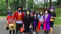 Trick or treat! Adilla Dimitri juga tak kalah seru merayakan Halloween bareng anak-anaknya dan keliling komplek perumahan mereka. dok. Instagram Adilla Dimitri