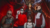 Total banget keluarga Ruben Onsu dan Sarwendah di malam Halloween. Ruben Onsu dan Sarwendah menjadi vampire dan Medusa. Betrand Peto menjadi Coco. Ada juga pasangan Jordi Onsu dan Frisly Herlind menjadi Chucky dan Anabelle. Kenta menjadi tuyul. Foto: dok. Instagram Sarwenda (FD Photography)