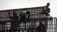 Meski di hari libur, para pekerja proyek pembangunan yang dilakukan Kementerian PUPR tetap bekerja.