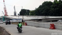 Terlihat juga jalan untuk naik dan turun di fly over sudah rampung.