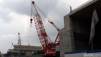 Seperti diketahui, pembangunan flyover ini dilakukan untuk mengurangi kemacetan di jalan tersebut. Pada waktu sibuk, jalan tersebut kerap terjadi kemacetan.