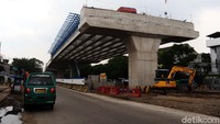Pembangunan Fly Over Kopo yang berada di Jalan Soekarno-Hatta, Kota Bandung terus dikebut, Minggu (31/10/2021).
