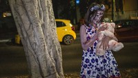 Seorang gadis mengenakan riasan dan pakaian zombie saat berpartisipasi dalam Zombie Walk 2021 di Tel Aviv, Israel, Sabtu (30/10/2021).