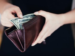 8 Kisah Viral Orang Hidup Irit, Punya 2 Underwear Hingga Pakai Baju Teman