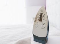 Mudah! Begini Cara Efektif Bersihkan Alas Setrika yang Lengket dan Berkerak