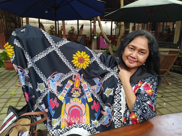 Indah Darry Indah Darry fashion show tampilkan motif Papua dan Borneo di New York