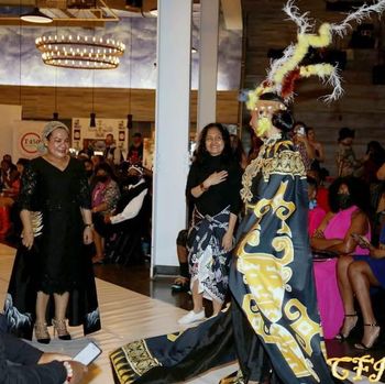 Indah Darry fashion show tampilkan motif Papua dan Borneo di New York