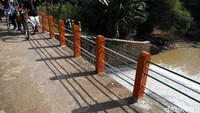 Para pecinta sepeda ontel saat melakukan gowes menelusuri jalan di wilayah Kota Bekasi, Minggu (31/10/2021).