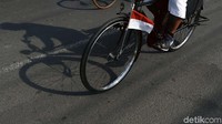 Saat gowes biasanya mereka membawa bermacam pernak-pernik seperti bendera merah putih ini.