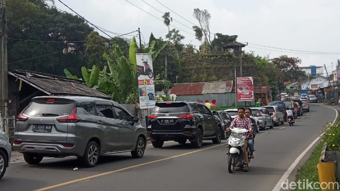 Jalur puncak sempat macet parah akibat one way tertunda