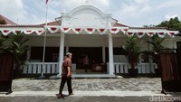 Salah satu yang menunjukkan bangunan kantor itu lawas terlihat dari temboknya yang tebal dan memiliki tinggi lebih dari 4 meter. Kantor Arpus Klaten ini terdiri dari ruangan kantor dinas, ruang perpustakaan, ruang baca, ruang arsip, taman dan masjid. Ada bangunan joglo yang berada di area kompleks kantor tersebut. Di sisi utara ruang perpustakaan ada ruangan yang lebih kecil dengan pintu masuk kayu yang diapit dua kamar.