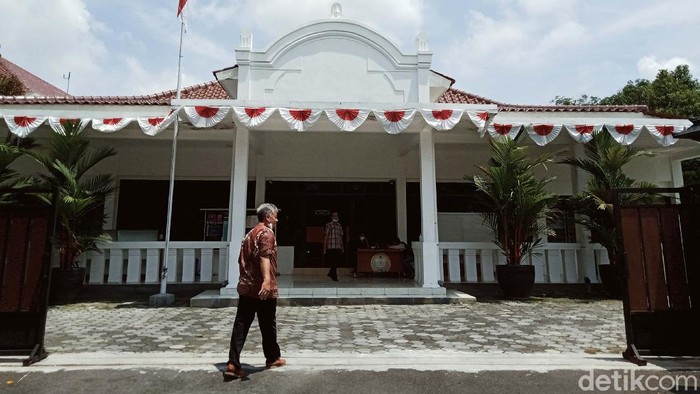 Kantor Arsip dan Perpustakaan (Arpus) Pemkab Klaten memiliki jejak sejarah sebagai tempat peristirahatan raja-raja Solo. Kantor ini juga memiliki corak bangunan kuno.