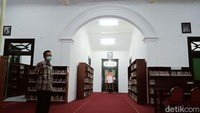 Ruangan yang dijadikan ruang baca itu memiliki pintu gerbang tembok lengkung menyerupai gapura keraton dengan tiang tebal bertakik. Namun, tidak ditemukan angka tahun di kompleks kantor. Tak hanya bangunan utama, di bagian belakang kantor bahkan ada kolam mirip petirtaan, belik atau sendang. Lalu di sisi barat terdapat terowongan kuno yang berada di bawah gedung.