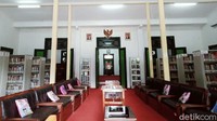 Sisi lain soal bangunan kantor Arpus Klaten itu dituturkan warga setempat, Luis (65). Berdasarkan cerita tutur leluhurnya kompleks Arpus Klaten dulunya merupakan tempat peristirahatan raja-raja Kasunanan Surakarta, sehingga kampungnya disebut Kanjengan. Dia menyebut vila raja Solo ini diduga dibangun era 1780-an. Hanya saja tidak ada petunjuk tahun di area kompleks Kantor Arpus tersebut.