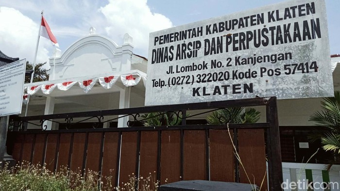 Jejak Sejarah Raja-raja Solo di Kantor Arpus Klaten Kantor Arsip dan Perpustakaan (Arpus) Pemkab Klaten memiliki jejak sejarah sebagai tempat peristirahatan raja-raja Solo. Kantor ini juga memiliki corak bangunan kuno.