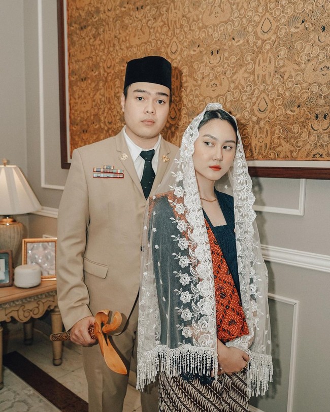 Dalam foto yang merkea unggah, Jeje dan Bella tampak berpose di depan lukisan Soekarno dan Fatmawati. Keduanya menggunakan busana yang serupa dengan potret di belakang mereka. Penampilan pasangan ini pun menuai pujian. Foto: Instagram @jejesoekarno