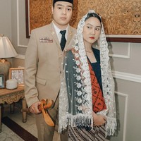 Dalam foto yang merkea unggah, Jeje dan Bella tampak berpose di depan lukisan Soekarno dan Fatmawati. Keduanya menggunakan busana yang serupa dengan potret di belakang mereka. Penampilan pasangan ini pun menuai pujian. Foto: Instagram @jejesoekarno