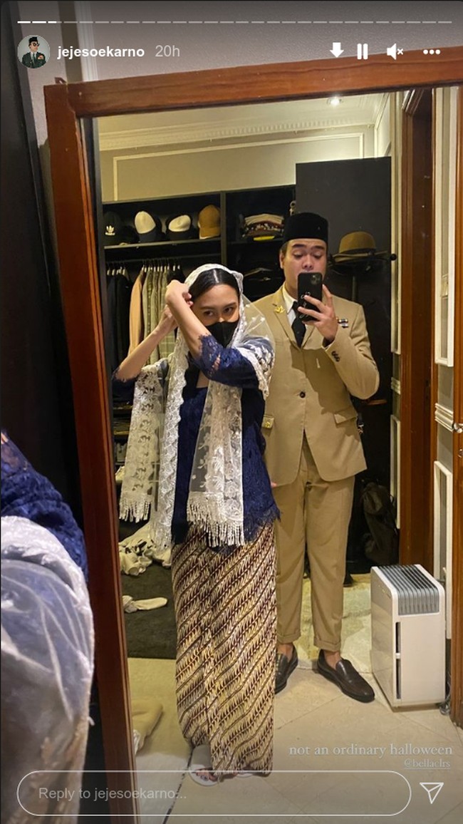 Jeje Soekarno mengenakan setelan jas lengkap dengan tanda kepangkatan dan peci. Pria 23 tahun itu juga membawa sebuah keris untuk melengkapi penampilannya ala proklamator yang merupakan kakek buyutnya. Jeje adalah anak Donna Harun dengan Romy Soekarno. Foto: Instagram @jejesoekarno