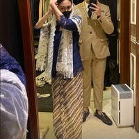 Jeje Soekarno mengenakan setelan jas lengkap dengan tanda kepangkatan dan peci. Pria 23 tahun itu juga membawa sebuah keris untuk melengkapi penampilannya ala proklamator yang merupakan kakek buyutnya. Jeje adalah anak Donna Harun dengan Romy Soekarno. Foto: Instagram @jejesoekarno