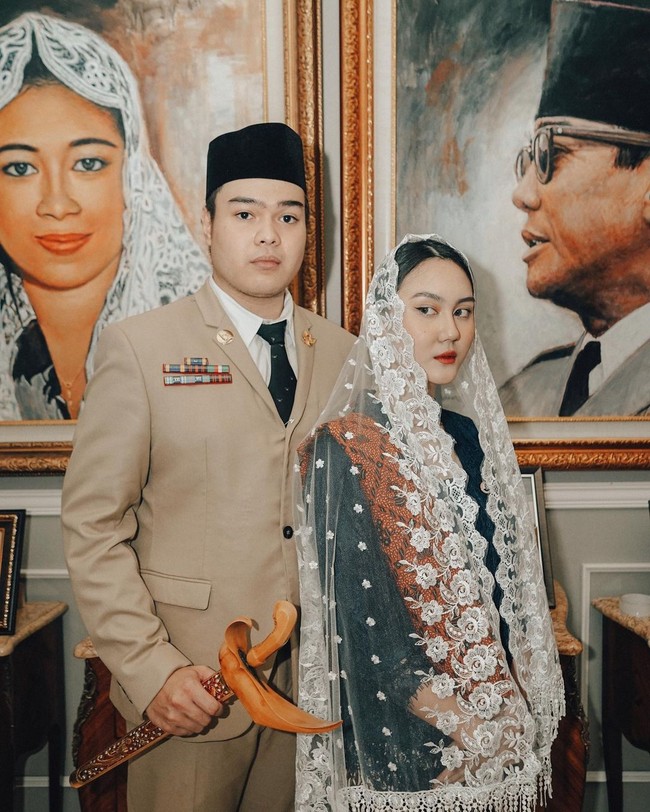 Sedangkan Bella yang seorang selebgram mengenakan kebaya kutu baru biru tua dan kain batik. Wanita cantik yang dikenal stylish itu juga menyampirkan selandang batik dan memakai kerudung putih. Foto: Instagram @jejesoekarno