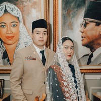 Sedangkan Bella yang seorang selebgram mengenakan kebaya kutu baru biru tua dan kain batik. Wanita cantik yang dikenal stylish itu juga menyampirkan selandang batik dan memakai kerudung putih. Foto: Instagram @jejesoekarno