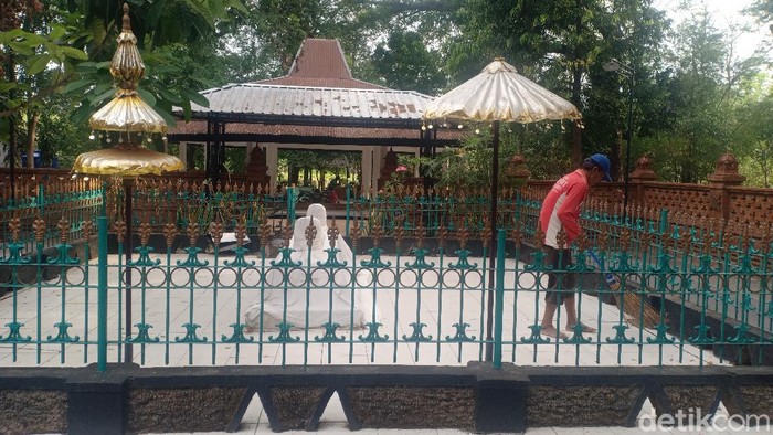 Jembatan Karangsemi di Desa Karangsemi, Kecamatan Gondang, Nganjuk disebut horor. Jembatan ini merupakan penghubung Kecamatan Gondang dan Tanjunganom.