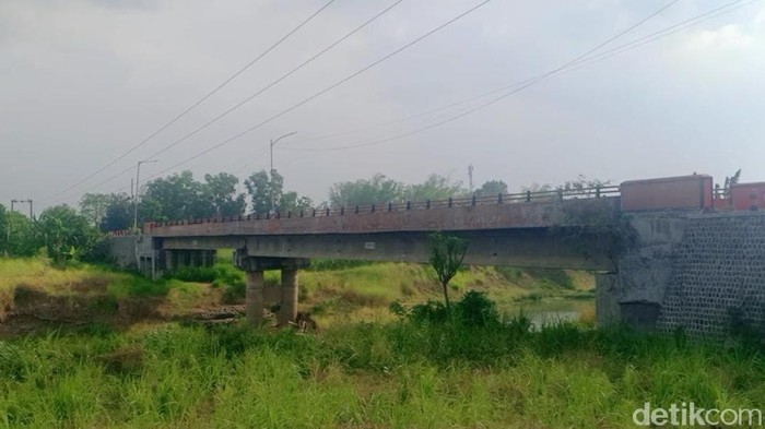 Jembatan Karangsemi di Desa Karangsemi, Kecamatan Gondang, Nganjuk disebut horor. Jembatan ini merupakan penghubung Kecamatan Gondang dan Tanjunganom.