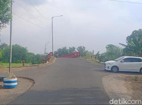 Jembatan Karangsemi Jembatan Karangsemi di Desa Karangsemi, Kecamatan Gondang, Nganjuk disebut horor. Jembatan ini merupakan penghubung Kecamatan Gondang dan Tanjunganom.