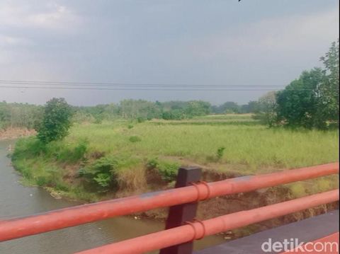 Jembatan Karangsemi di Desa Karangsemi, Kecamatan Gondang, Nganjuk disebut horor. Jembatan ini merupakan penghubung Kecamatan Gondang dan Tanjunganom.