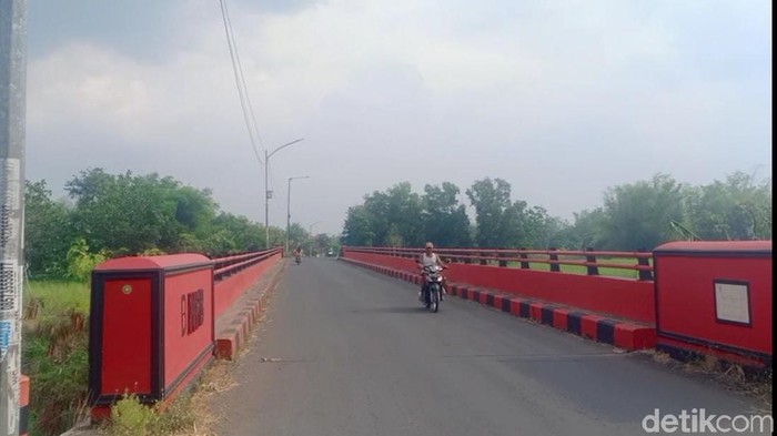 Jembatan Karangsemi di Desa Karangsemi, Kecamatan Gondang, Nganjuk disebut horor. Jembatan ini merupakan penghubung Kecamatan Gondang dan Tanjunganom.