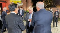 Saat menyaksikan acara kebudayaan itu, Jokowi tampak berbincang dengan Perdana Menteri (PM) Inggris Boris Johnson. Jokowi juga tampak berbicara dengan Perdana Menteri Australia Scott Morrison.