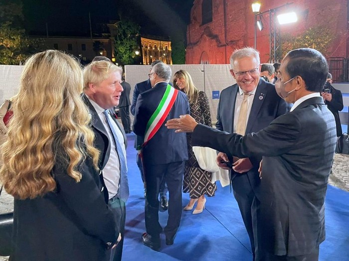 Jokowi Berbincang dengan Para Pemimpin G20
