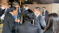 Selain itu, Jokowi juga berbincang dengan Presiden Korea Selatan Moon Jae-in. Perbincangan Jokowi dengan para pemimpin negara itu tampak hangat dan penuh senyum.