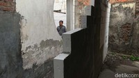 Ridwan mengaku dalam perjanjian jual beli, akses jalan kecil di depan rumahnya bisa ia lewati, untuk sehari-hari. Namun, tiba-tiba dibangun tembok setinggi 3 meter di depan rumahnya.