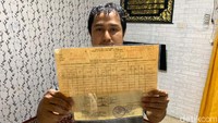 Untung hari ini tukangnya libur, jadi belum selesai, saya masih bisa lewat. Tapi kalau jadi ditembok sampai pojok, saya terisolir saja di rumah, padahal akses di sebelah kanan saya untuk keluar masuk motor saya, keluhnya.