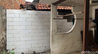 Ridwan sendiri sudah berusaha berkomunikasi dengan tetangganya, namun tidak membuahkan hasil. Kini, Ridwan masih menunggu hasil mediasi dirinya dengan kelurahan setempat. 