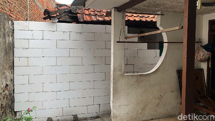 Kebingungan tampak pada raut wajah Muhammad Ridwan. Akses ke rumah warga Rungkut Menanggal nomor 32, RT 05, RW 01, Surabaya ini ditembok oleh tetangganya.