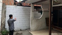 Kejadian itu berawal tiga hari lalu, tetangga depan rumah Ridwan tanpa pemberitahuan apapun tiba-tiba membangun tembok menutup akses jalan kecil di depan rumahnya. Padahal, jalan kecil itu salah satu di antara dua akses Ridwan keluar masuk ke rumahnya untuk beraktivitas.