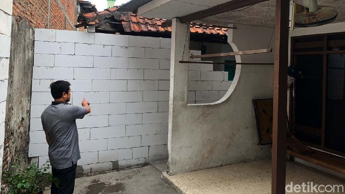 Kebingungan tampak pada raut wajah Muhammad Ridwan. Akses ke rumah warga Rungkut Menanggal nomor 32, RT 05, RW 01, Surabaya ini ditembok oleh tetangganya.