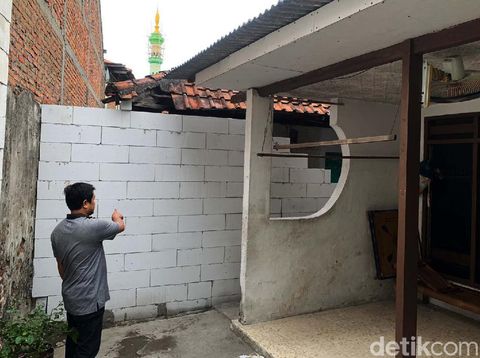 Kebingungan tampak pada raut wajah Muhammad Ridwan. Akses ke rumah warga Rungkut Menanggal nomor 32, RT 05, RW 01, Surabaya ini ditembok oleh tetangganya.