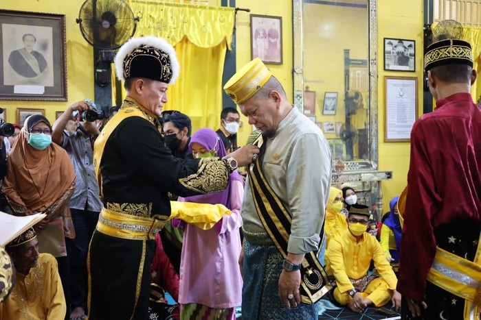 Ketua DPD Dapat Gelar Kehormatan dari Kesultanan Kadriyah Pontianak