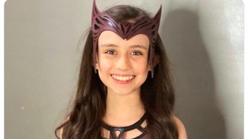 Aktris cilik Michaela Russell yang menjadi Wanda Maximoff kecil di film Wandavision, memilih jadi karakter idolanya Scarlet Witch tentu saja! Foto: (Twitter)